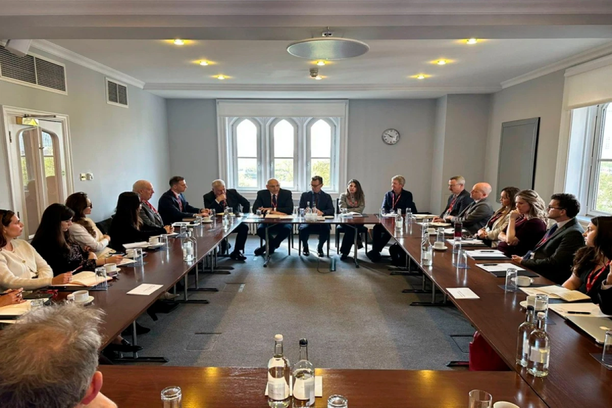 [[Elçin Əmirbəyov]] Britaniya rəsmiləri ilə görüşdü