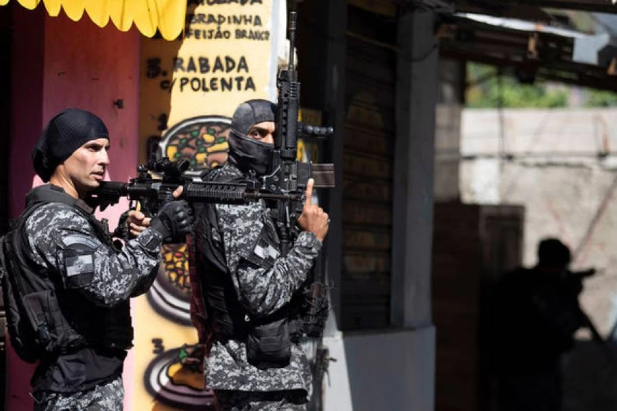 Braziliyada atışma: [[200 turist təpədə qaldı]]