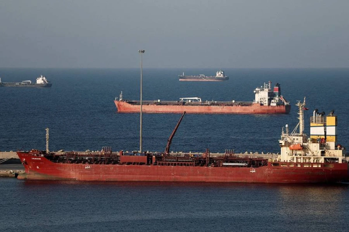 İran Hörmüz boğazından keçən gəmilərdən [[ilk rüsumları toplamağa başladı]]