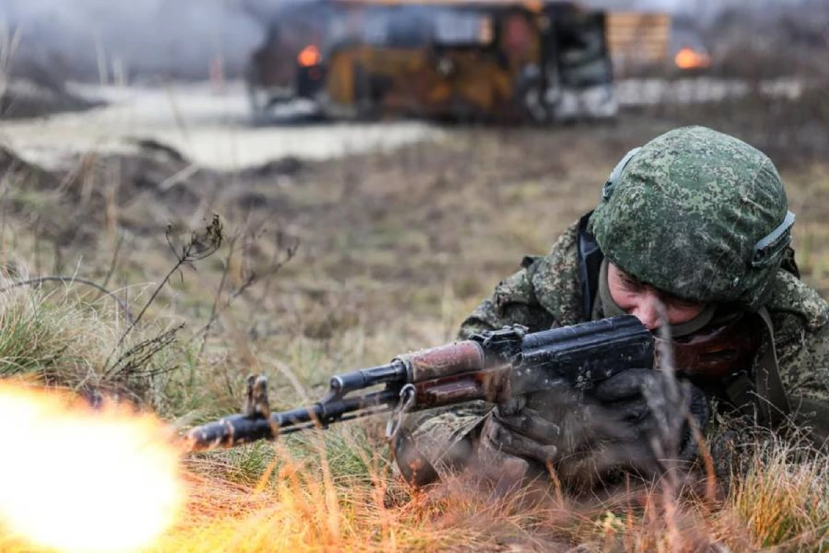[[Bütün cəbhəboyu:]] Rusiya işğal gücləri irəliləməyə başladı