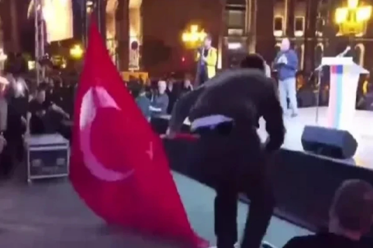 [[İrəvanda Türkiyə]] bayrağı yandırıldı