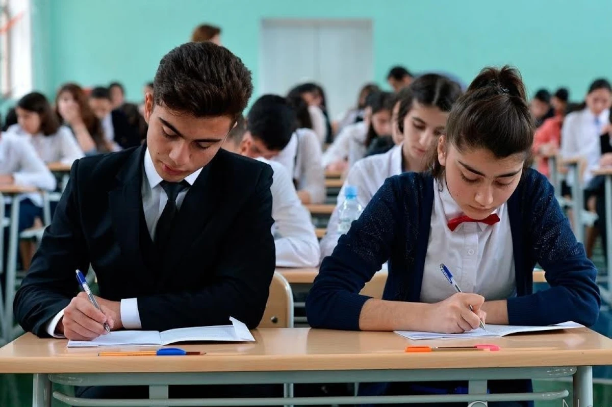 Bu gün [[55 mindən çox şagird]] buraxılış imtahanı verdi