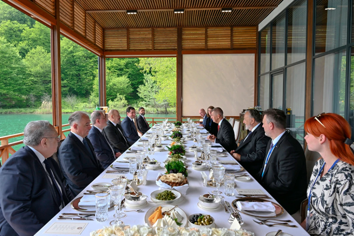 [[Prezident İlham Əliyevin adından]] Çexiyanın Baş nazirinin şərəfinə rəsmi lanç verildi