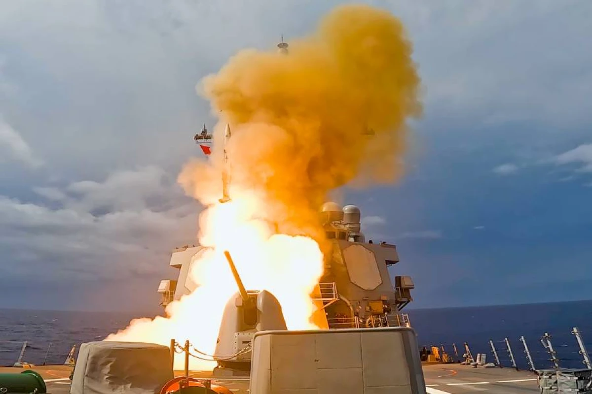 ABŞ-nin "USS Higgins" esminesində yanğın baş verdi