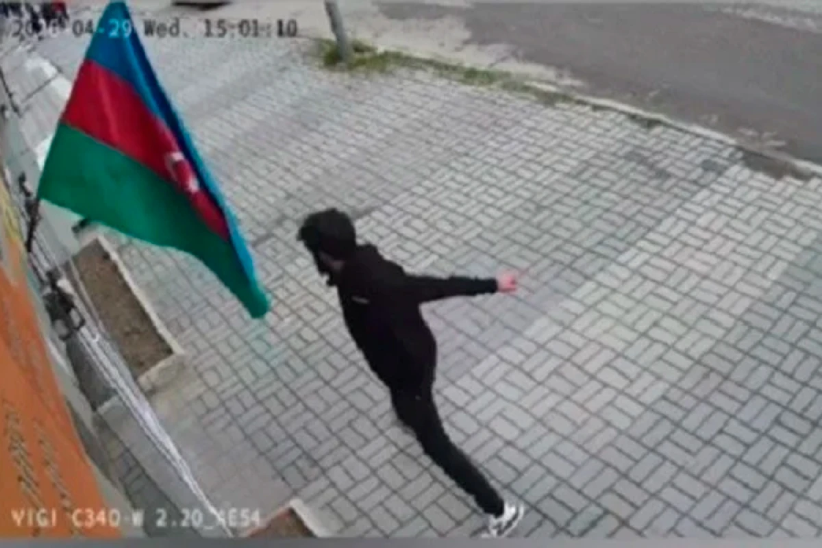 Bayrağa hörmətsizlik edən şəxsin cavabı ağır oldu [[- VİDEO]]