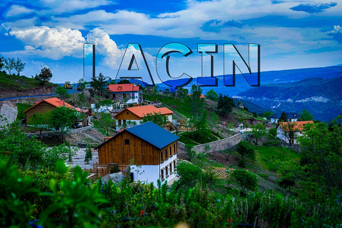 Xarici diplomatlar [[Laçında səfərdədirlər]]