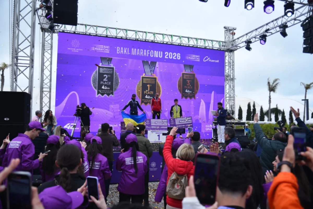 "Bakı Marafonu 2026"nın mükafatlandırma mərasimi oldu, [[qaliblərə medalları Leyla Əliyeva təqdim etdi]]