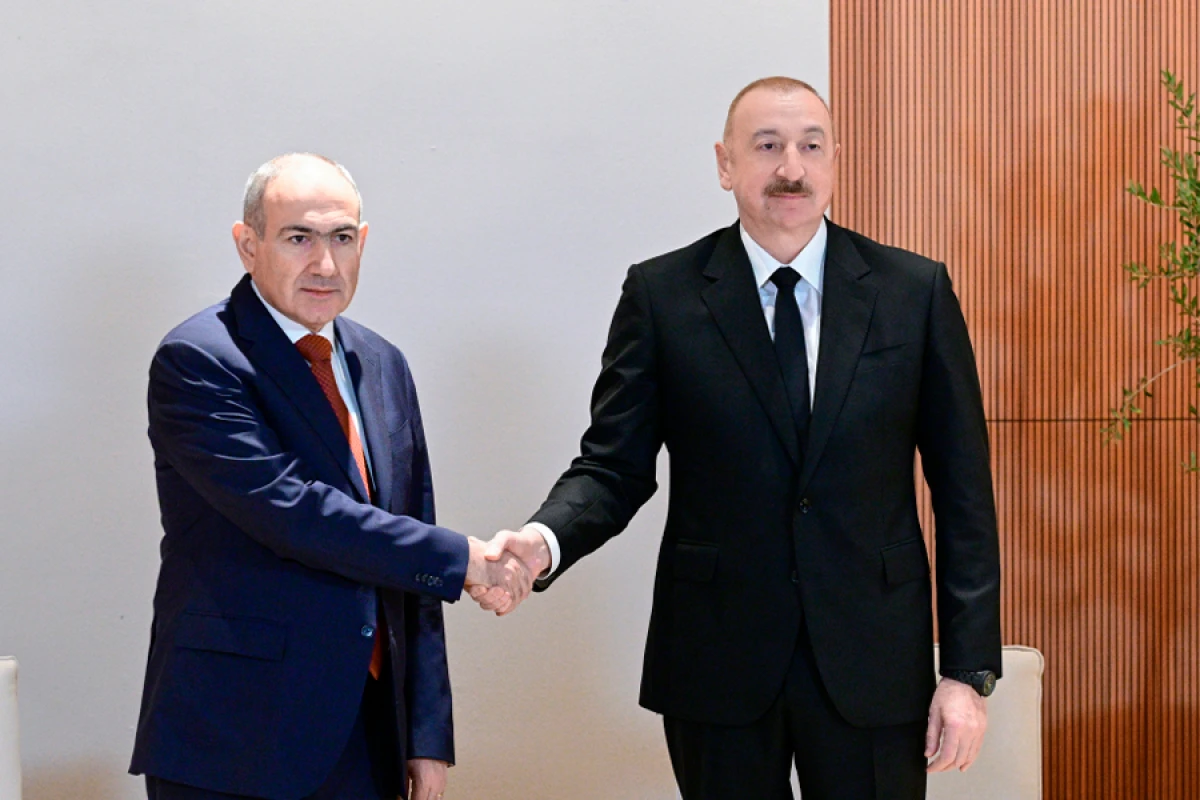 "Buyurun cənab Prezident!” [[- Paşinyan Əliyevə canlı yayımda belə dil tökdü]]