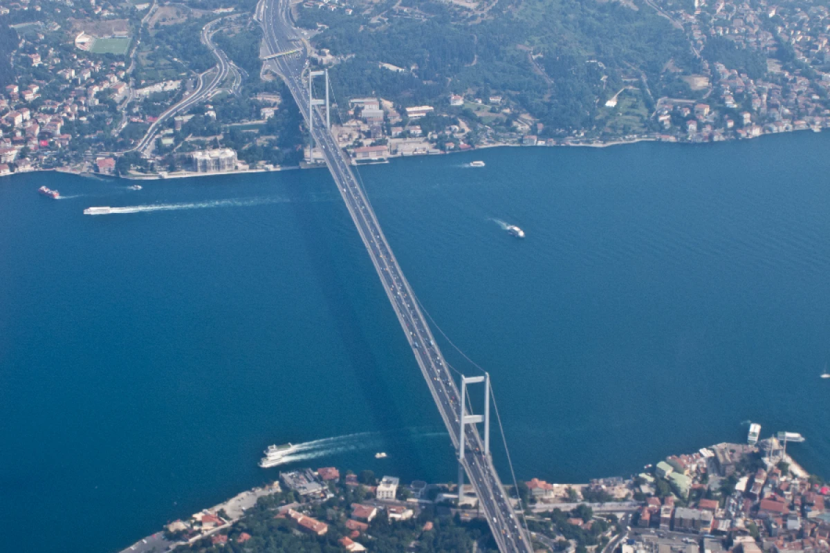 Bosfor boğazında [[gəmilərin hərəkəti dayandırıldı]]
