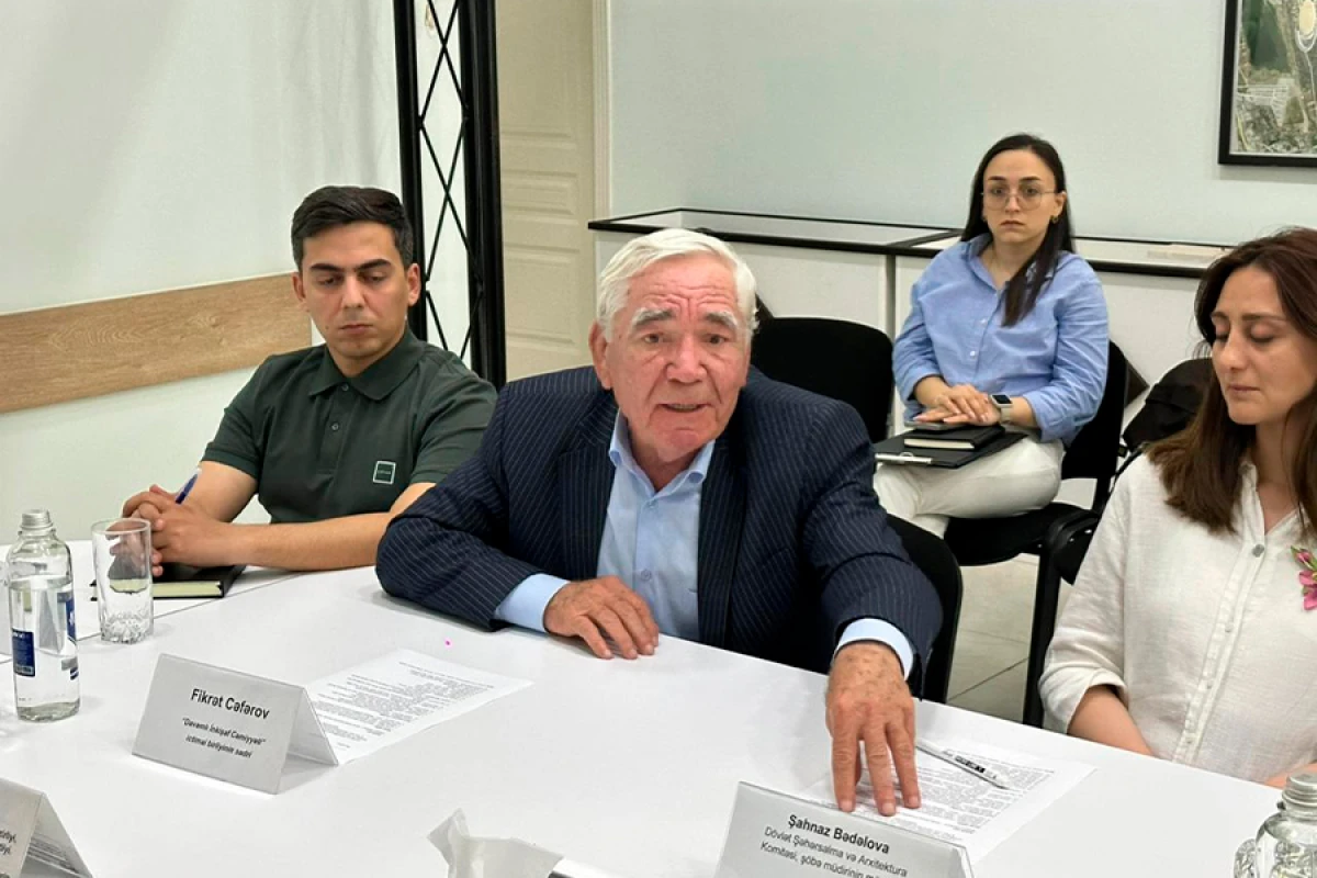 Tıxac başlayır, [[saat 17:00-dan 21:00-a kimi vətəndaşlar]] evinə çata bilmir