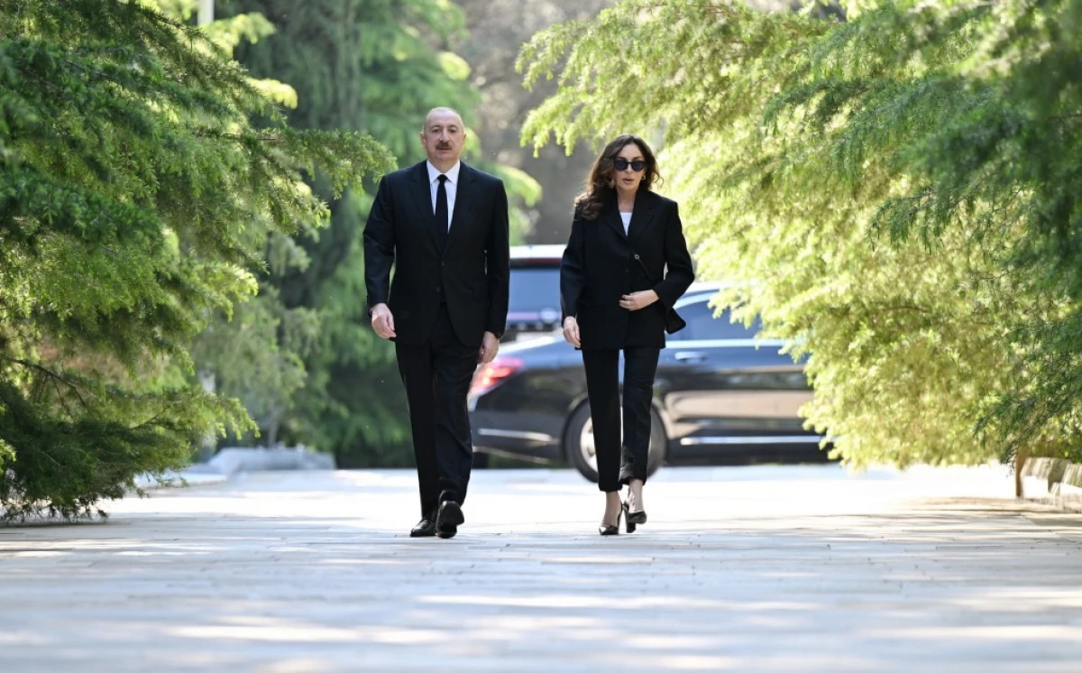 Prezident və birinci xanım Ulu Öndər Heydər Əliyevin məzarını ziyarət ediblər — 1