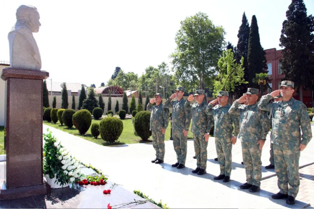 Azərbaycan Ordusunda Ümummilli Liderin anadan olmasının 103-cü ildönümü qeyd edildi