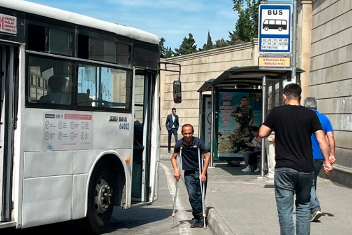 Əlilliyi olan şəxslər üçün avtobusa minib-düşmək işgəncəyə çevrilib