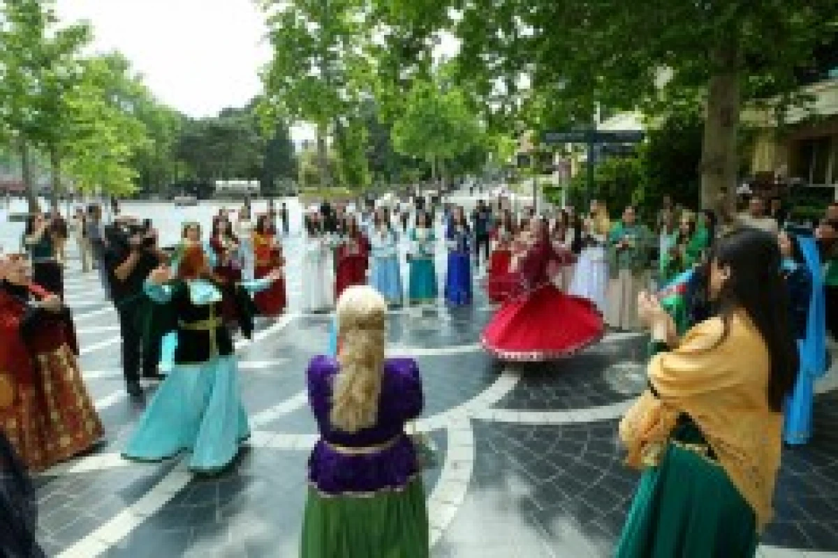 Bakının mərkəzində milli geyimlərdə gəzinti-yürüş təşkil olunub - FOTO — 2