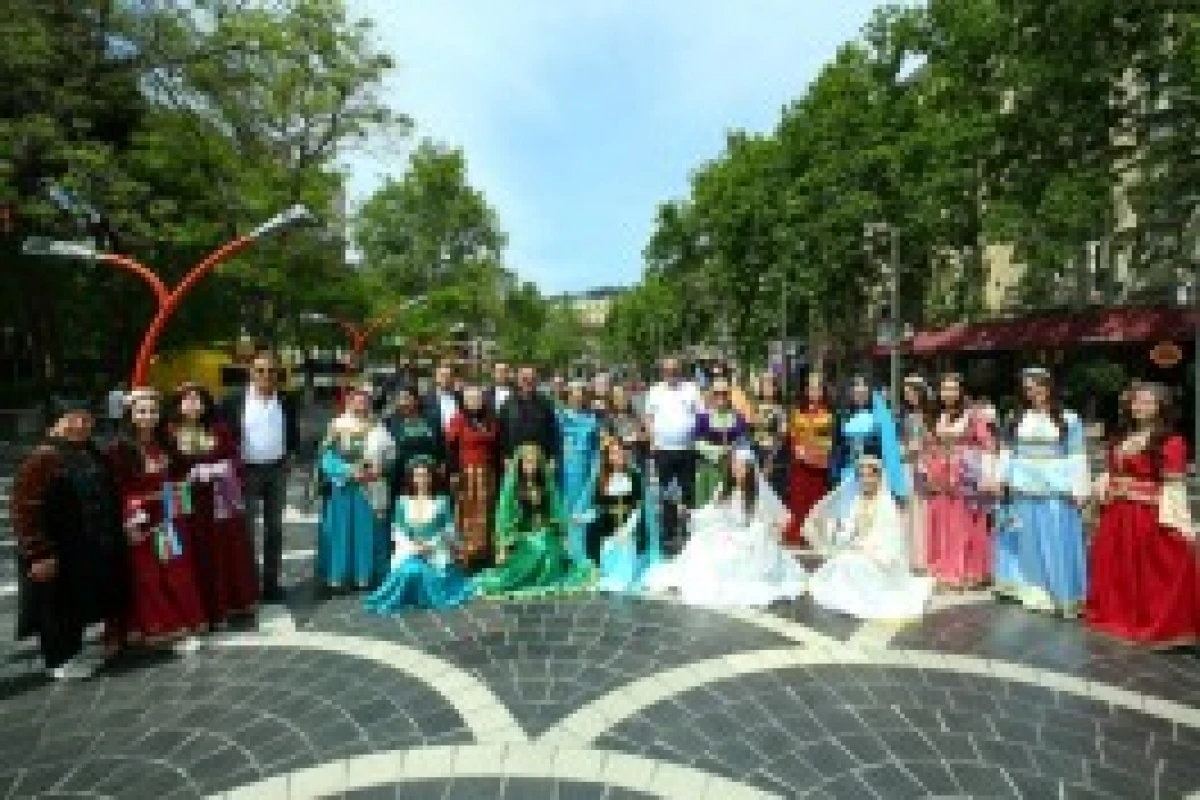 Bakının mərkəzində milli geyimlərdə gəzinti-yürüş təşkil olunub - FOTO — 4