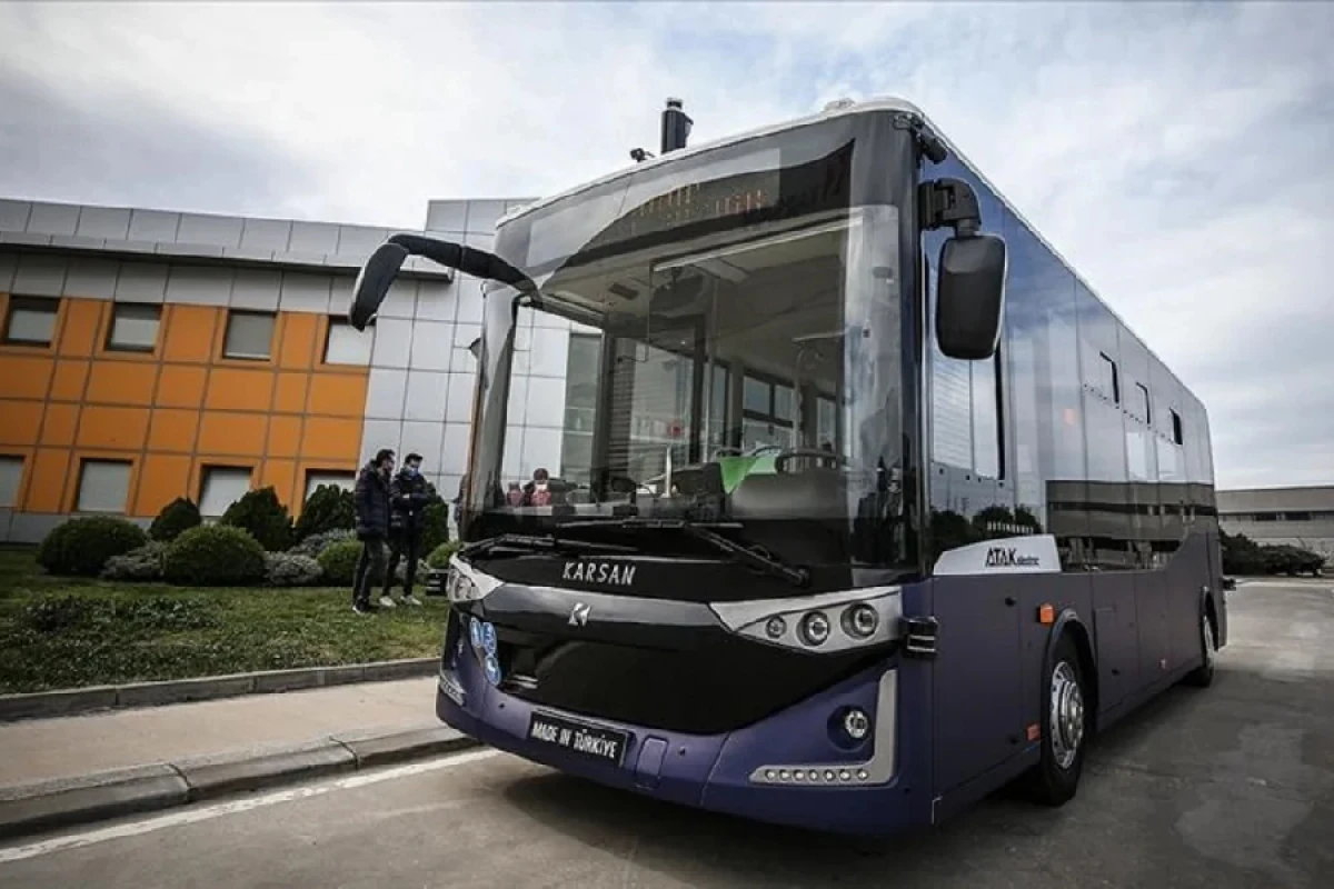 Türkiyənin pilotsuz avtobusu ilk iş günündə qəzaya düşdü