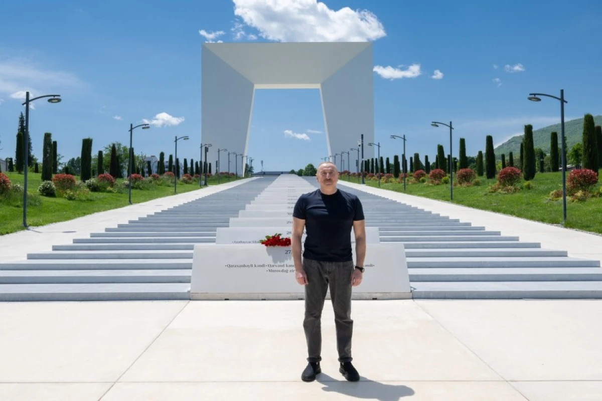İlham Əliyev Xankəndidə Zəfər tağının önünə gül dəstələri düzdü