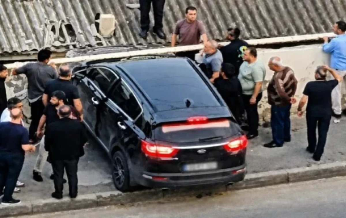 "KİA" evin damına çıxdı - Bakıda qeyri adi qəza - VİDEO