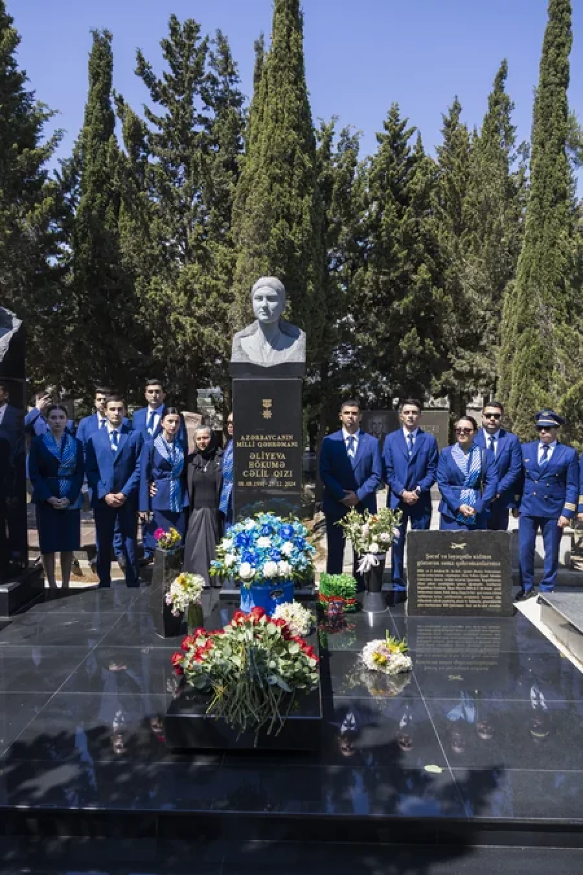 AZAL heyəti Milli Qəhrəman Hökumə Əliyevanın məzarını ziyarət etdi — 2