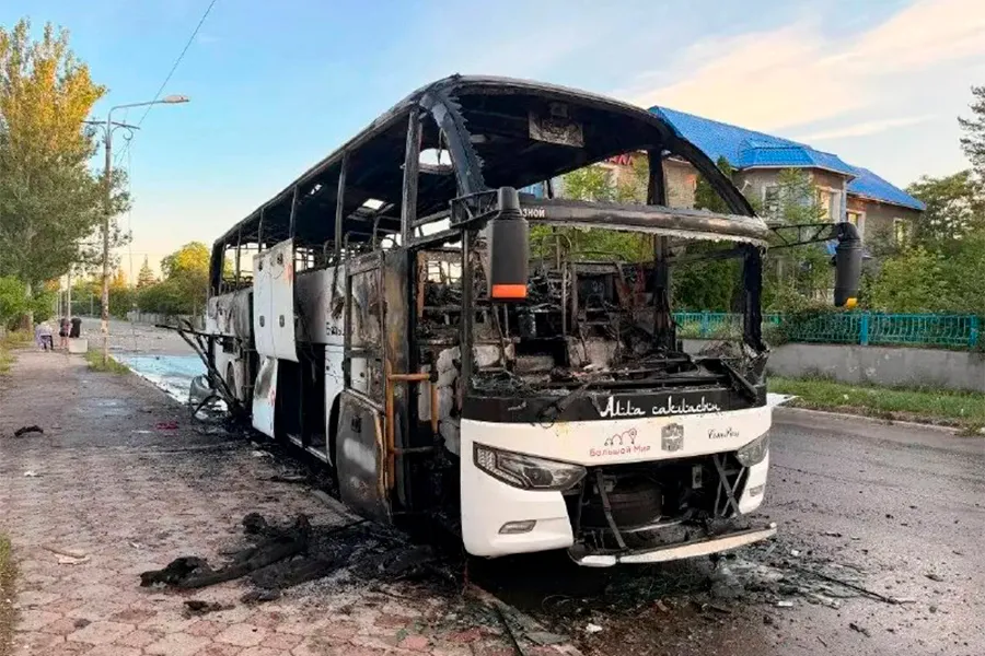 Donetskdə sərnişin avtobusu belə VURULDU - ANBAAN VİDEO