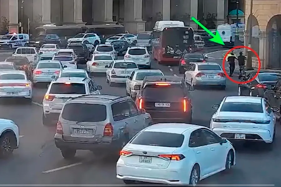 Yol polisi skuterçini qəzadan xilas etdi - Anbaan 