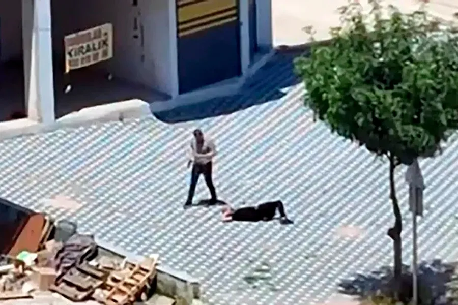 Polis məmuru oğlunu güllələdi, başında gözlədi - VİDEO