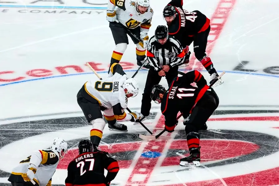 NHL tarixində ilk dəfə: finalın ilk iki oyunu rekordla yadda qaldı!