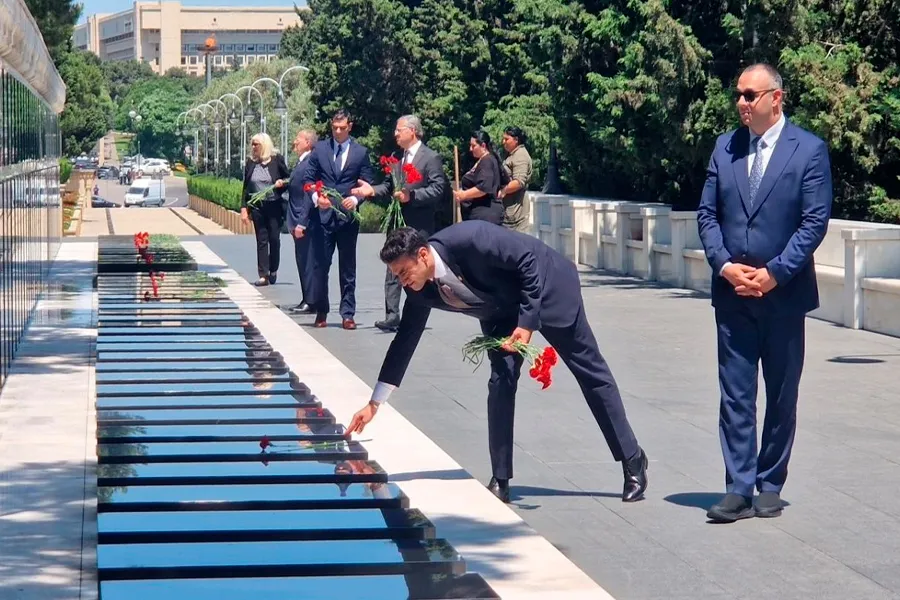 ABŞ nümayəndə heyəti Şəhidlər xiyabanını ziyarət etdi