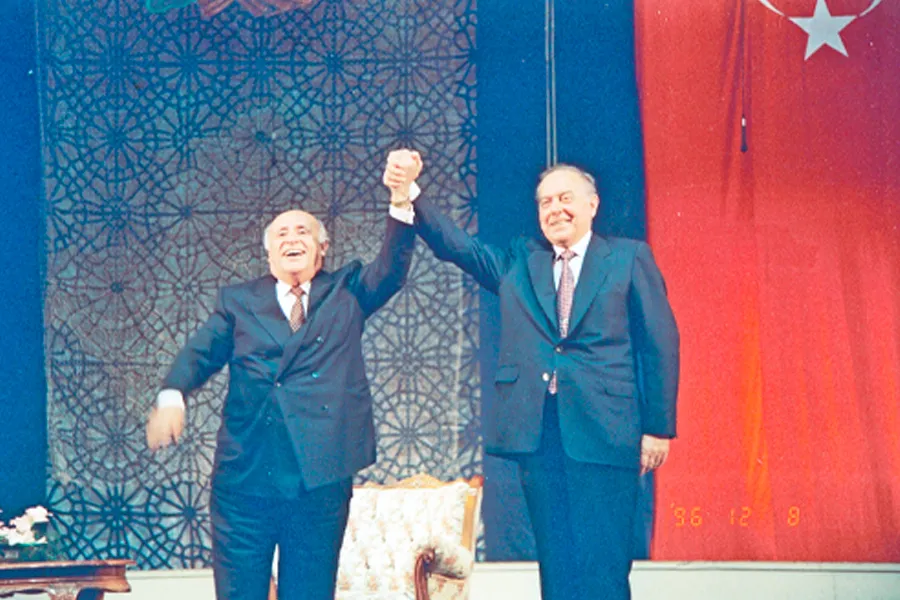 Dəmirəl 1967-ci ildə Sumqayıta səfərində KQB-nin generalı Əliyevlə dostlaşdı və 28 il sonra sui-qəsd planını ifşa etdilər