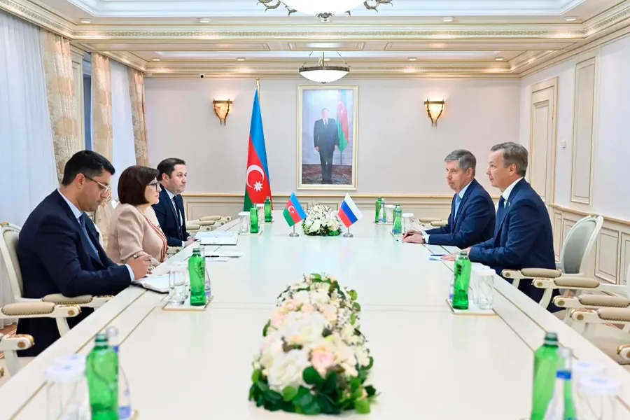 Ruslar Bakıda bu suala cavab axtarır: Azərbaycanla münasibətləri necə inkişaf etdirə bilərik?
