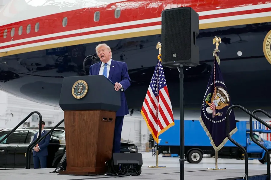 Tramp yeni "Air Force One"-ı nümayiş etdirdi - VİDEO
