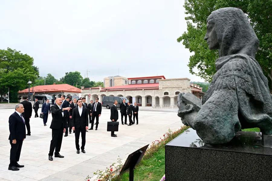 Prezidentlər Azərbaycanın tanınmış şəxsiyyətlərinin işğal dövründə güllələnmiş büstlərinə baxdılar