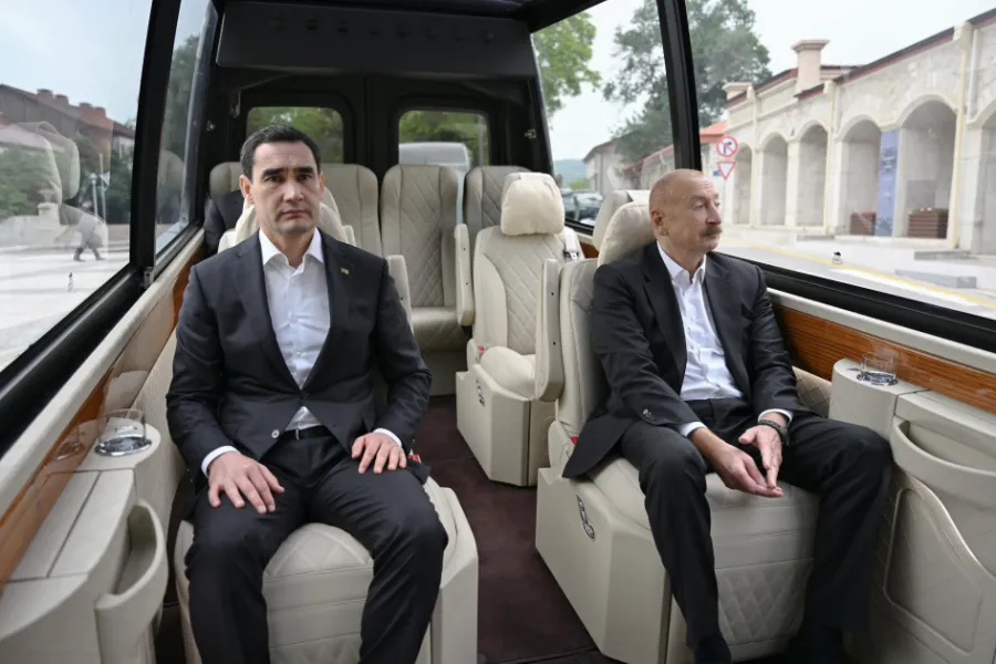 Berdiməhəmmədov Natəvanın güllələnmiş heykəli qarşısında — 1