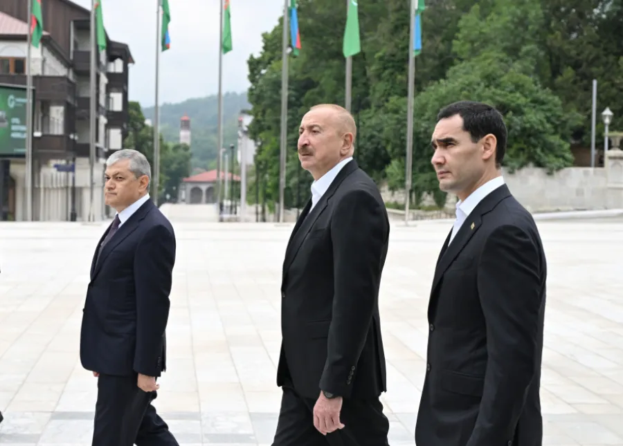 Berdiməhəmmədov Natəvanın güllələnmiş heykəli qarşısında — 7