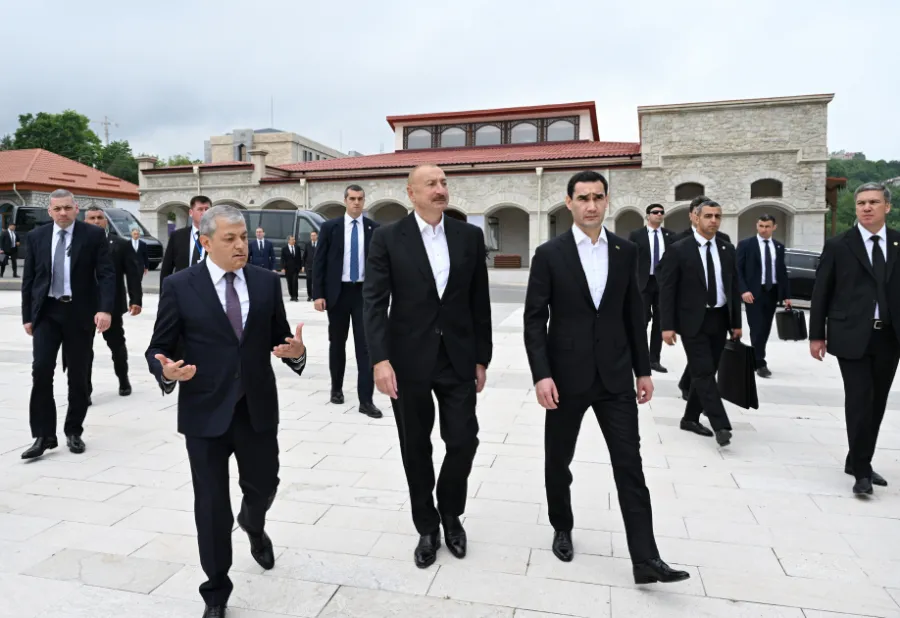 Berdiməhəmmədov Natəvanın güllələnmiş heykəli qarşısında — 9