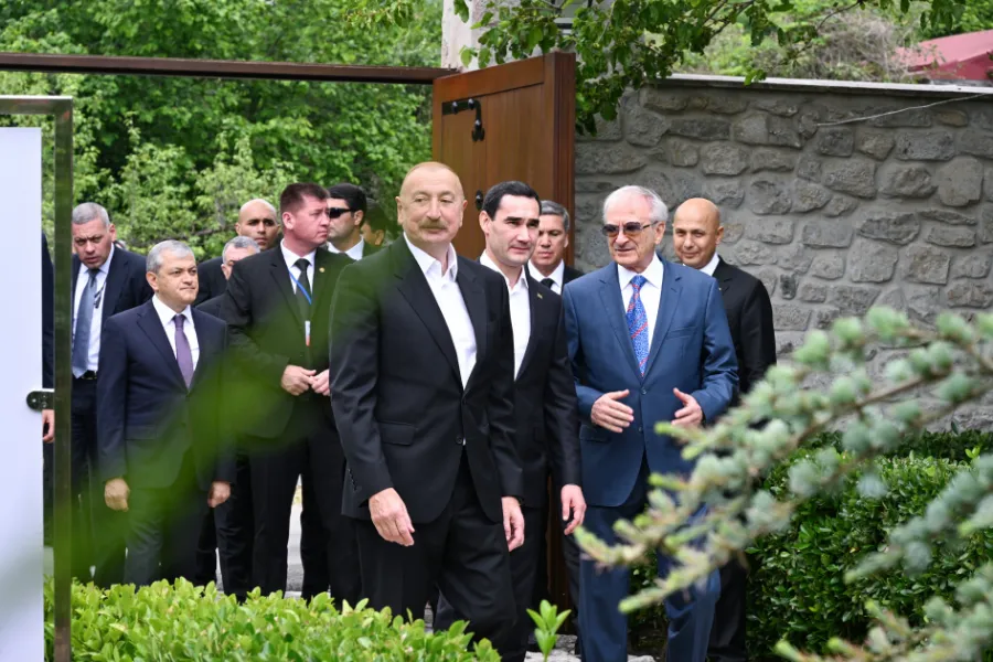 İki qardaş ölkə rəhbəri Bülbülün ev-muzeyini ziyarət etdi — 8