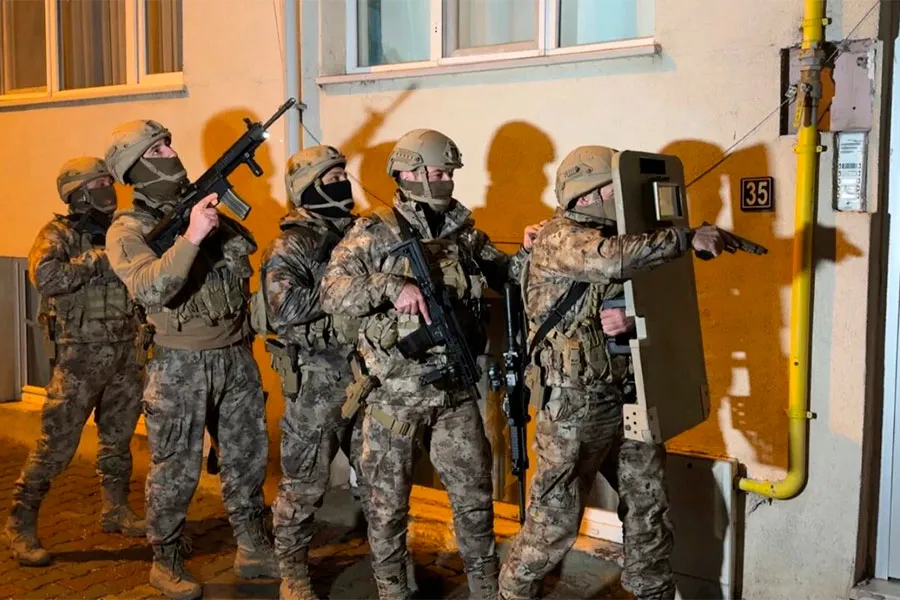 Sosial şəbəkə ilə terror göstərişi verən silahlı vuruldu