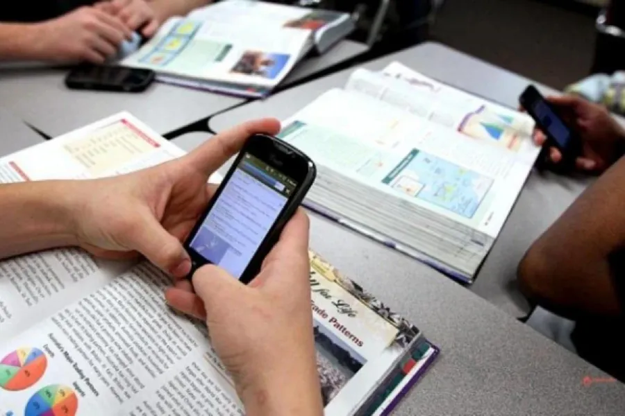 Dərs və məşğələ zamanı telefondan istifadə qadağan edildi
