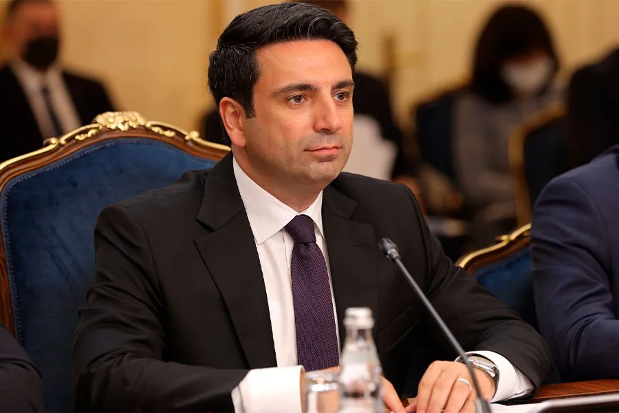 Alen Simonyan deputat mandatından imtina etdi