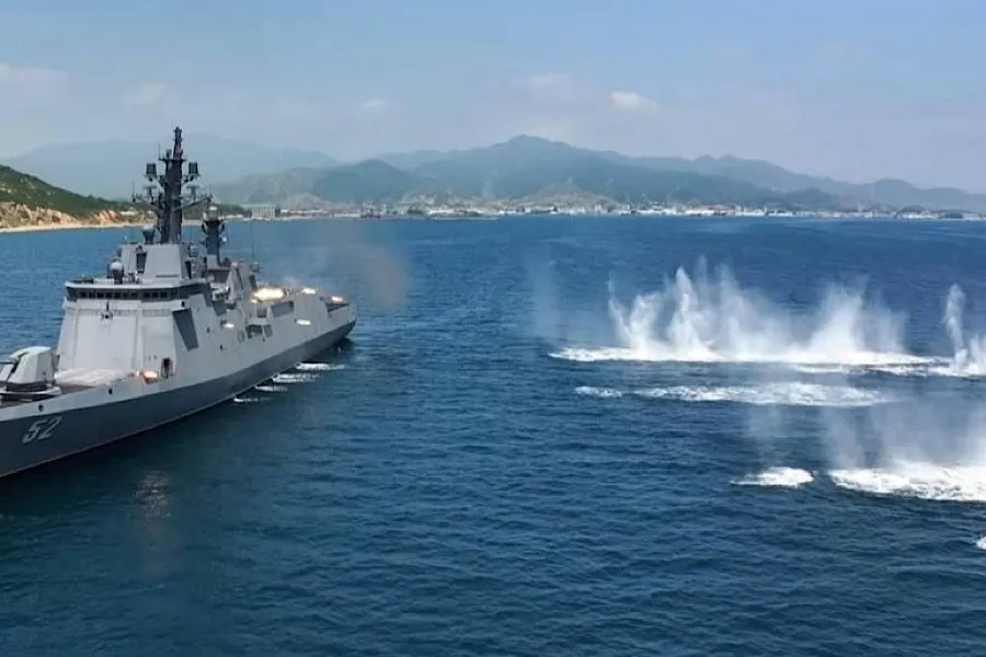 Kim Çen In yeni hərbi gəmini döyüşə hazırlayır - İki aylıq əmr verdi - FOTO