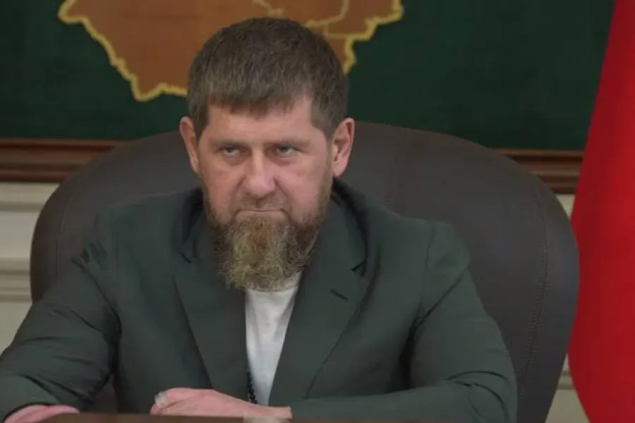 Kadırov “məcburam” deyir, amma postu əldən vermir