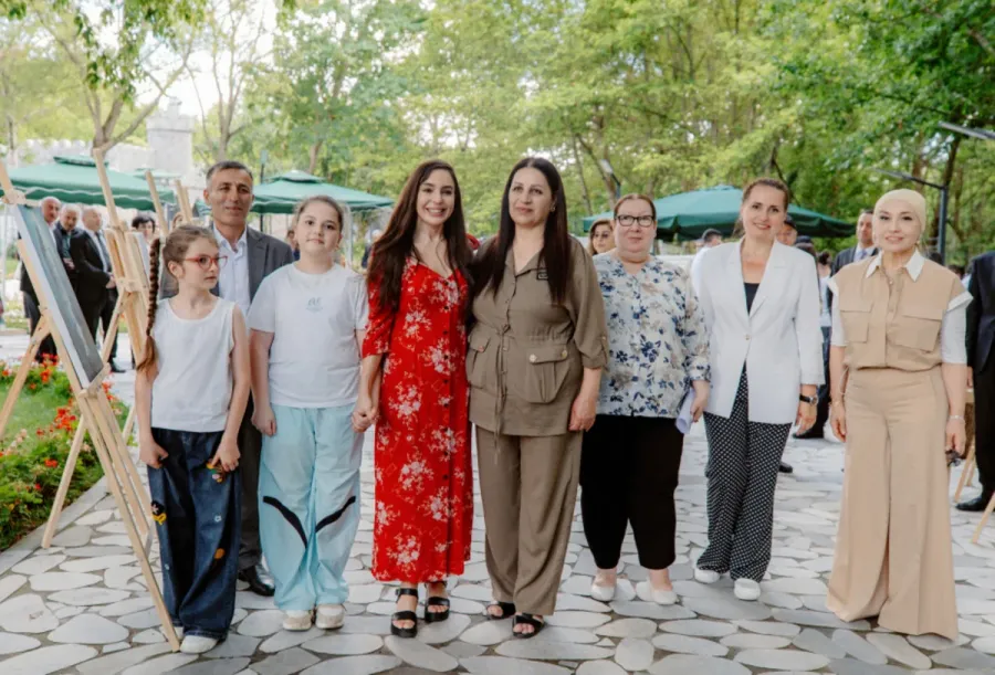 Leyla Əliyeva Qəbələdə gənc rəssama dəstək verdi — 18