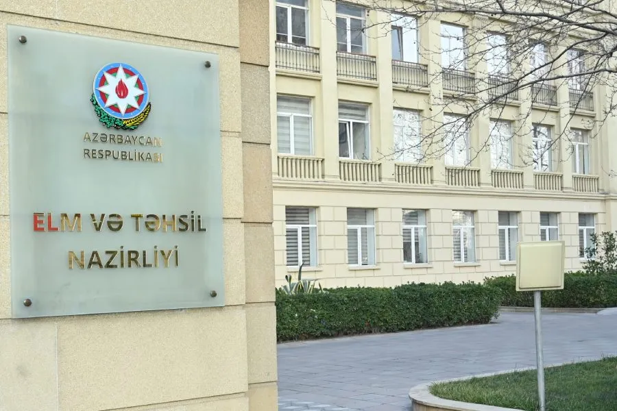 Tarix müəllimi nazirliyi prezident administrasiyasına şikayət etdi