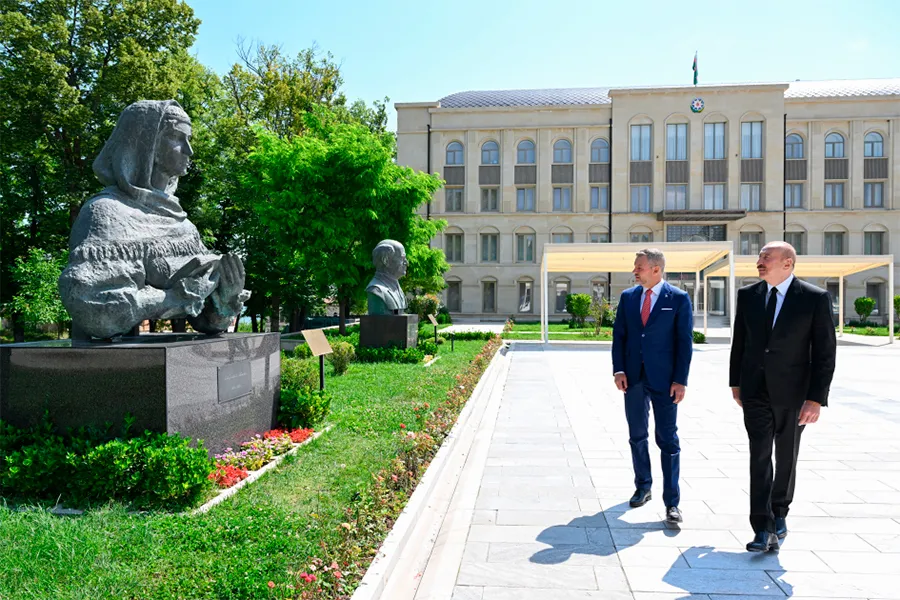 Prezidentlər Natəvanın, Bülbülün güllələnmiş büstlərinə baxdılar