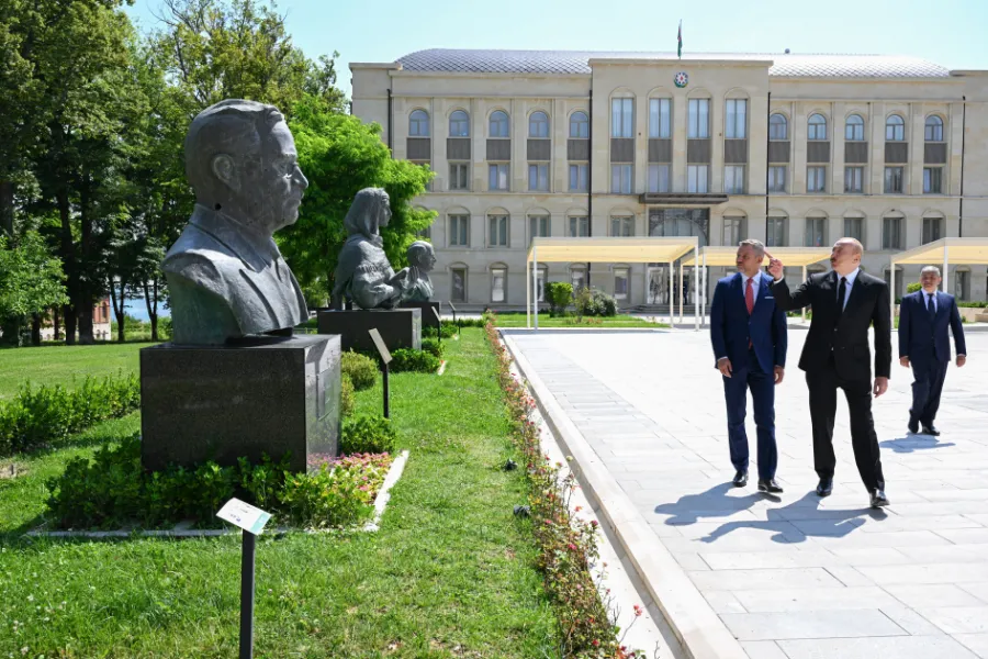 Prezidentlər Natəvanın, Bülbülün güllələnmiş büstlərinə baxdılar — 1