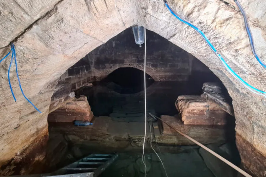 Bakının ortasından bulaq çıxdı, 600 yaşı var və suyu göz yaşı kimi