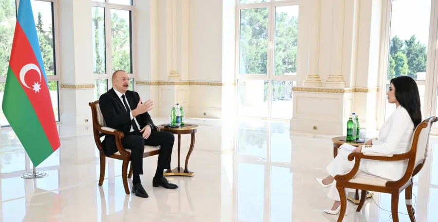 Şuşa Media Forumunda Prezidentin yanında diqqətçəkən xanım kimdir? - FOTOLAR  — 2