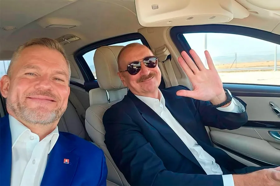 Prezidentin maşınında selfi çəkdi - FOTO