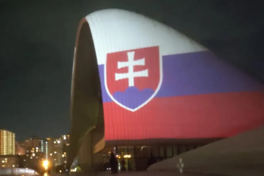 Heydər Əliyev Mərkəzi Slovakiya bayrağının rəngləri ilə işıqlandırıldı