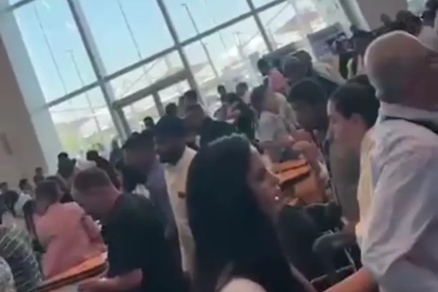 İranın zərbələrindən sonra Küveyt hava limanında izdiham yarandı - VİDEO